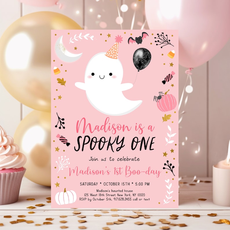 Peut inclure: Invitation &agrave; une f&ecirc;te d'Halloween rose et or avec un adorable fant&ocirc;me tenant un ballon noir. L'invitation indique "Madison is a Spooky One" et "Join us to celebrate Madison's 1st Boo-day".