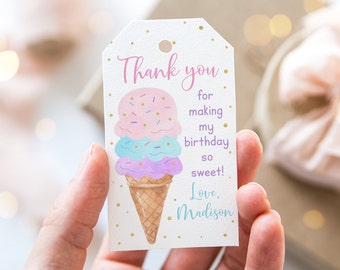 Pode incluir: Um cone de sorvete rosa, azul e roxo com granulado em uma etiqueta de agradecimento branca com glitter dourado. A etiqueta diz "Obrigado por tornar meu aniversário tão doce! Com amor, Madison."