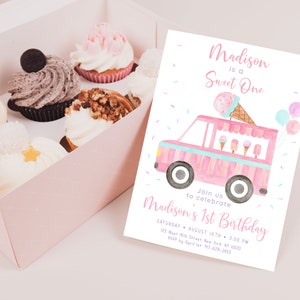 Puede incluir: Un cami&oacute;n de helados rosa y blanco con globos y conos de helado. El texto de la invitaci&oacute;n dice "Madison is a Sweet One" y "Join us to celebrate Madison's 1st Birthday".