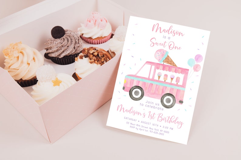 Puede incluir: Un cami&oacute;n de helados rosa y blanco con globos y conos de helado. El texto de la invitaci&oacute;n dice "Madison is a Sweet One" y "Join us to celebrate Madison's 1st Birthday".