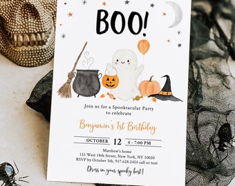 Puede incluir: Una invitación blanca con un fantasma, un caldero y una calabaza. El texto dice "BOO! Únase a nosotros para una fiesta Spooktacular para celebrar el primer cumpleaños de Benjamin. 12 de octubre, 4:00 PM - 7:00 PM. En casa de Matthew. 125 West 18th Street, New York, NY 10020. RSVP antes del 5 de octubre, 917.628.2455 por teléfono o mensaje de texto. ¡Vístete con tu mejor atuendo espeluznante!"