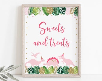 Puede incluir: Un cartel imprimible rosa y verde con el texto "Sweets and treats" en rosa. El cartel está decorado con dinosaurios rosas y hojas tropicales.