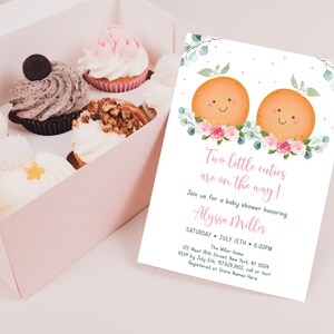 Puede incluir: Una invitaci&oacute;n a una fiesta de bienvenida al beb&eacute; con un dise&ntilde;o de acuarela que presenta dos rodajas de naranja con caras sonrientes. El texto dice "&iexcl;Dos peque&ntilde;os encantos est&aacute;n en camino!" e incluye el nombre "Alyssa Miller", la fecha "S&aacute;bado 15 de julio", la hora "6:00 PM", la ubicaci&oacute;n "The Miller Home", la direcci&oacute;n "25 West 8th Street New York, NY 10004", la informaci&oacute;n de RSVP "RSVP antes del 5 de julio, 97628.2455", y la informaci&oacute;n de registro "Registrado en Store Names Here".