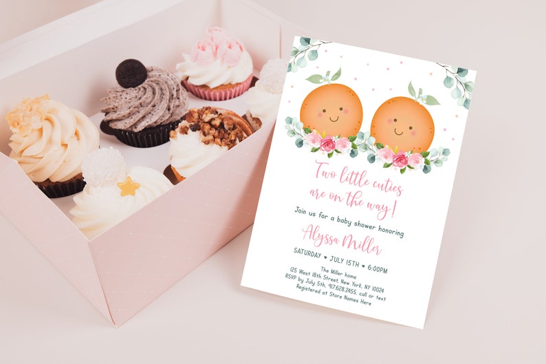Puede incluir: Una invitaci&oacute;n a una fiesta de bienvenida al beb&eacute; con un dise&ntilde;o de acuarela que presenta dos rodajas de naranja con caras sonrientes. El texto dice "&iexcl;Dos peque&ntilde;os encantos est&aacute;n en camino!" e incluye el nombre "Alyssa Miller", la fecha "S&aacute;bado 15 de julio", la hora "6:00 PM", la ubicaci&oacute;n "The Miller Home", la direcci&oacute;n "25 West 8th Street New York, NY 10004", la informaci&oacute;n de RSVP "RSVP antes del 5 de julio, 97628.2455", y la informaci&oacute;n de registro "Registrado en Store Names Here".