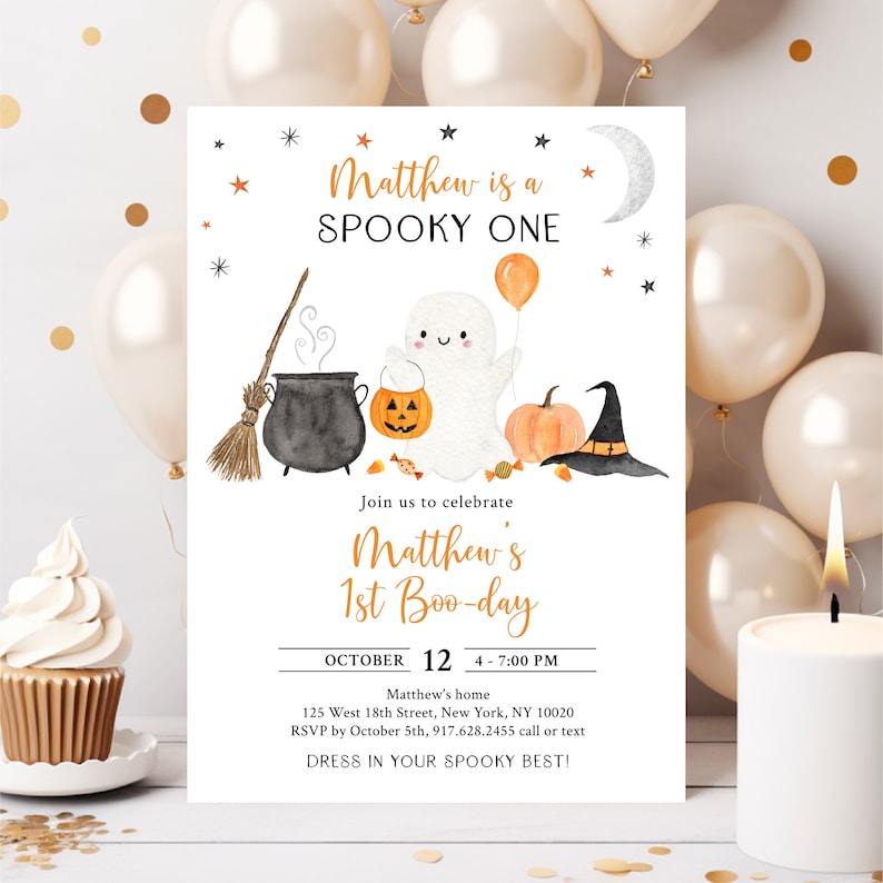 K&ouml;nnte beinhalten: Eine Halloween-Partyeinladung mit einem niedlichen Geist, der eine K&uuml;rbislaterne h&auml;lt. Die Einladung lautet "Matthew is a Spooky One" und "Matthew's 1st Boo-day".