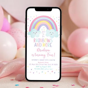 Peut inclure: Un smartphone affiche une invitation d'anniversaire. L'invitation présente un arc-en-ciel pastel, des nuages souriants et le texte "RAINBOWS AND MORE Madison is turning Four!". Des détails de la fête et des informations RSVP sont également inclus. Ballons roses et confettis en arrière-plan.