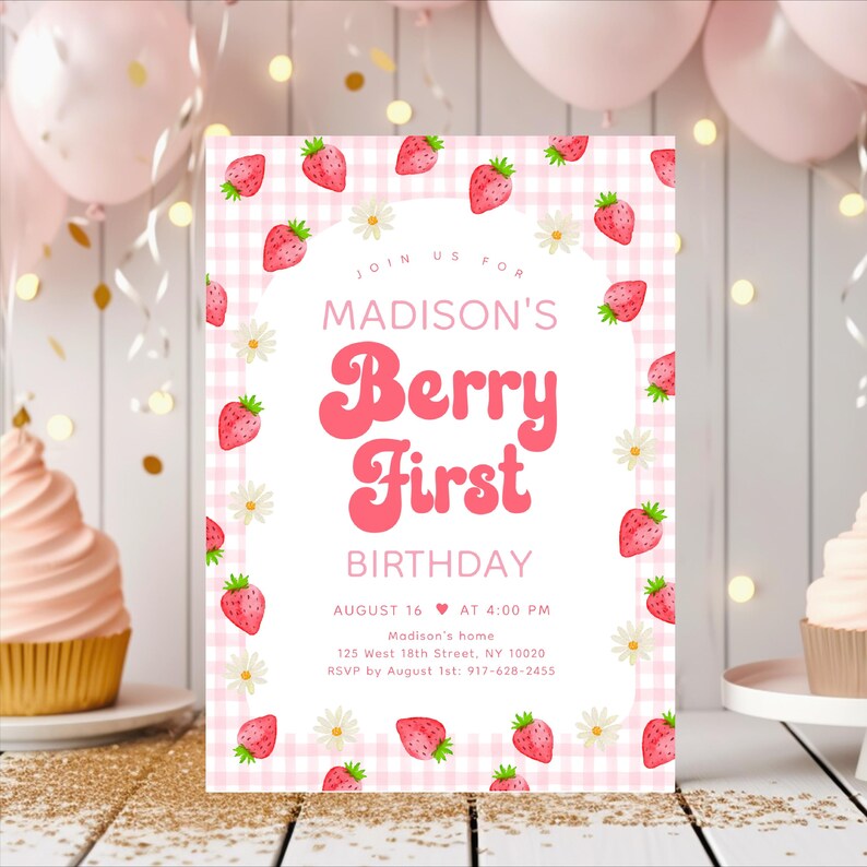 Puede incluir: Una invitaci&oacute;n con estampado de cuadros vichy rosa y blanco con fresas y flores blancas. El texto dice "Join us for Madison's Berry First Birthday, August 16 at 4:00 PM, Madison's home, 125 West 18th Street, NY 10020, RSVP by August 1st: 917-628-2455."