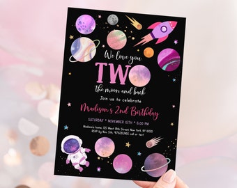 Puede incluir: Una invitación de cumpleaños negra y rosa con temática espacial. La invitación dice "We love you TWO the moon and back" y "Join us to celebrate Madison's 2nd Birthday".