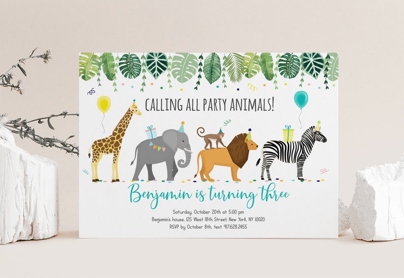 K&ouml;nnte beinhalten: Eine farbenfrohe Einladung zu einer Geburtstagsfeier mit Dschungel-Thema. Die Einladung zeigt eine Giraffe, einen Elefanten, einen Affen, einen L&ouml;wen und ein Zebra, die Partyh&uuml;te tragen. Der Text auf der Einladung lautet "Calling all party animals! Benjamin is turning three".