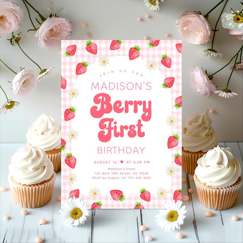 Puede incluir: Invitaci&oacute;n a una fiesta de cumplea&ntilde;os con estampado vichy rosa y blanco con tem&aacute;tica de fresas. La invitaci&oacute;n dice "Join us for Madison's Berry First Birthday" con un coraz&oacute;n rosa y la fecha y hora de la fiesta.