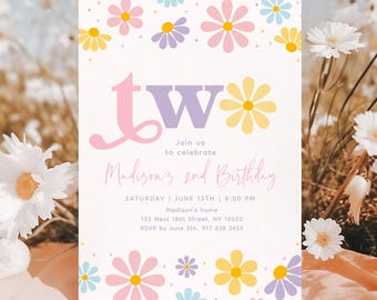 Könnte beinhalten: Eine pastellfarbene Geburtstagseinladung mit Gänseblümchen-Akzenten. Die Einladung zeigt den Text "tw" in Rosa und Lila, mit "Madison's 2nd Birthday" und Veranstaltungsdetails. Der Hintergrund ist in einem weichen Cremeton gehalten.