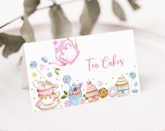 Puede incluir: Una ilustración de acuarela de una fiesta del té con una tetera rosa, tazas de té, cupcakes, macarons y un cartel que dice "Tea Cakes".