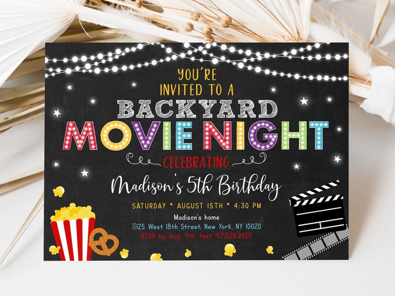 Puede incluir: Una invitaci&oacute;n en una pizarra negra con luces blancas, estrellas y una claqueta de cine. El texto dice "Est&aacute;s invitado a una noche de cine en el patio para celebrar el quinto cumplea&ntilde;os de Madison". La invitaci&oacute;n incluye detalles del evento, como la fecha, la hora, el lugar y la informaci&oacute;n de RSVP.