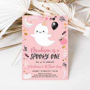 Peut inclure: Invitation &agrave; une f&ecirc;te d'Halloween rose et or avec une illustration mignonne de fant&ocirc;me. Le texte indique "Madison is a SPOOKY ONE. Join us to celebrate Madison's 1st Boo-day. Saturday, October 15th, 5:00 PM. Madison's haunted house, 125 West 18th Street, New York, NY 10020. RSVP by October 5th, 917.628.2455 call or text."
