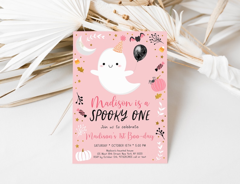 Peut inclure: Invitation &agrave; une f&ecirc;te d'Halloween rose et or avec une illustration mignonne de fant&ocirc;me. Le texte indique "Madison is a SPOOKY ONE. Join us to celebrate Madison's 1st Boo-day. Saturday, October 15th, 5:00 PM. Madison's haunted house, 125 West 18th Street, New York, NY 10020. RSVP by October 5th, 917.628.2455 call or text."