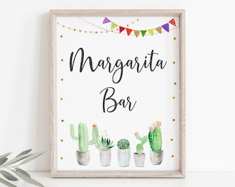 Könnte beinhalten: Ein druckbares Schild mit dem Text "Margarita Bar" in schwarzer Kursivschrift. Das Schild ist mit einer Schnur goldener Konfetti, einer Reihe bunter Wimpel und fünf Aquarell-Kaktuspflanzen in Töpfen verziert.