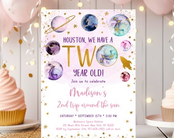Puede incluir: Una invitación de cumpleaños de temática espacial rosa y blanca con estrellas doradas brillantes. La invitación dice "Houston, tenemos un niño de dos años!" y "Únete a nosotros para celebrar el segundo viaje de Madison alrededor del sol".