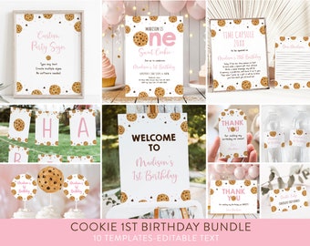 Op de afbeelding: Een printbare set van 10 verjaardagversieringen met een koekjes-thema. De set bevat een welkomstbord, een tijdcapsule, een bedankkaartje, een aangepast feestbord, een vlaggenlijn, cupcake-toppers en een etiket voor een waterfles. De versieringen zijn roze en bruin met een koekjespatroon.