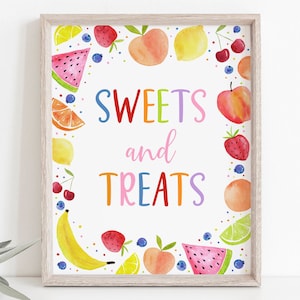 Può includere: Un cartello stampabile con sfondo bianco e un bordo colorato di illustrazioni di frutta. Il testo "SWEETS and TREATS" è scritto in colori arcobaleno.