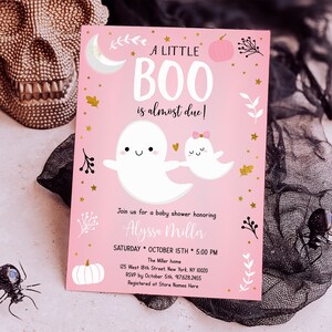 Puede incluir: Invitaci&oacute;n de baby shower rosa con un dise&ntilde;o de fantasma y calabaza. El texto dice "A Little Boo is almost due!" e incluye el nombre "Alyssa Miller" y la fecha "S&aacute;bado 15 de octubre, 5:00 PM".