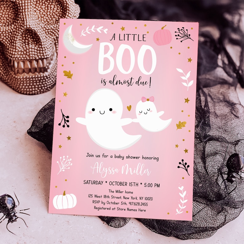 Puede incluir: Invitaci&oacute;n de baby shower rosa con un dise&ntilde;o de fantasma y calabaza. El texto dice "A Little Boo is almost due!" e incluye el nombre "Alyssa Miller" y la fecha "S&aacute;bado 15 de octubre, 5:00 PM".