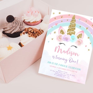 Pode incluir: Um convite de anivers&aacute;rio de unic&oacute;rnio rosa e azul com detalhes de glitter dourado. O convite apresenta um arco-&iacute;ris, estrelas e cora&ccedil;&otilde;es. O texto do convite diz "Madison est&aacute; fazendo um ano!" e inclui detalhes sobre a festa, como a data, a hora e o local.