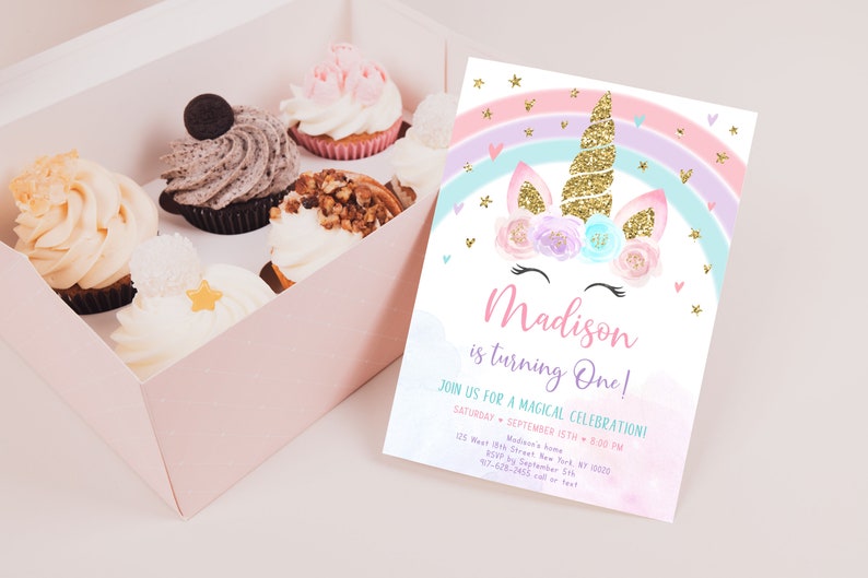 Pode incluir: Um convite de anivers&aacute;rio de unic&oacute;rnio rosa e azul com detalhes de glitter dourado. O convite apresenta um arco-&iacute;ris, estrelas e cora&ccedil;&otilde;es. O texto do convite diz "Madison est&aacute; fazendo um ano!" e inclui detalhes sobre a festa, como a data, a hora e o local.
