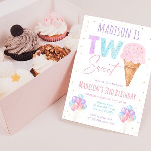 Może przedstawiać: R&oacute;żowe i niebieskie zaproszenie na urodziny z tekstem "Madison is Two Sweet" i kresk&oacute;wkowym lodowym rożkiem. Zaproszenie zawiera szczeg&oacute;ły dotyczące urodzin Madison, w tym datę, godzinę, miejsce i informacje RSVP.