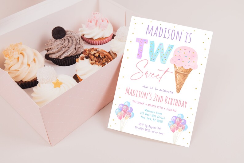 Może przedstawiać: R&oacute;żowe i niebieskie zaproszenie na urodziny z tekstem "Madison is Two Sweet" i kresk&oacute;wkowym lodowym rożkiem. Zaproszenie zawiera szczeg&oacute;ły dotyczące urodzin Madison, w tym datę, godzinę, miejsce i informacje RSVP.