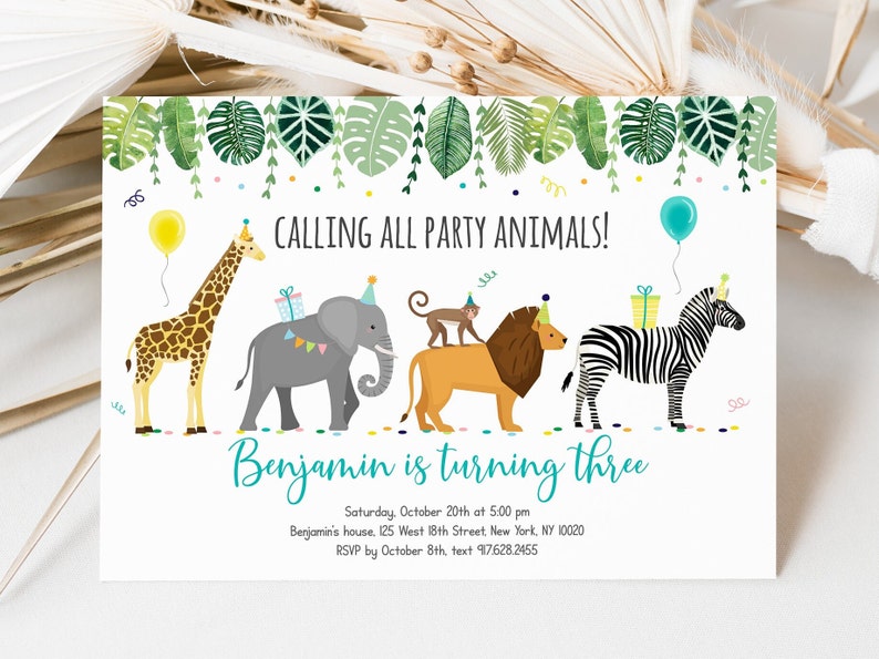K&ouml;nnte beinhalten: Eine farbenfrohe Einladung zu einer Geburtstagsfeier mit Dschungel-Thema. Die Einladung zeigt eine Giraffe, einen Elefanten, einen Affen, einen L&ouml;wen und ein Zebra, die Partyh&uuml;te tragen. Der Text lautet "Calling all party animals! Benjamin is turning three. Saturday, October 20th at 5:00 pm. Benjamin's house, 125 West 18th Street New York, NY 10020. RSVP by October 8th, text 917.628.2455."