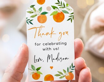 Può includere: Etichetta di ringraziamento con fiori d'arancio, arance e foglie ad acquerello. L'etichetta dice "Grazie per aver festeggiato con noi! Con affetto, Madison".