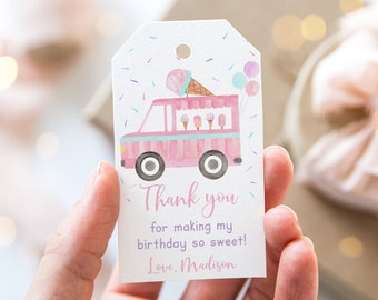 Pode incluir: Etiqueta de agradecimento rosa e branca com um caminhão de sorvete de desenho animado, cones de sorvete e balões. O texto diz "Obrigado por tornar meu aniversário tão doce! Com amor, Madison."