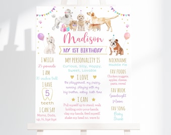 Op de afbeelding: Een roze en gouden eerste verjaardagsbord met een aquarel-illustratie van een hond. Het bord zegt "Madison Mijn 1e Verjaardag" en bevat details over het gewicht, de lengte, de favoriete etenswaren van het kind, en meer.