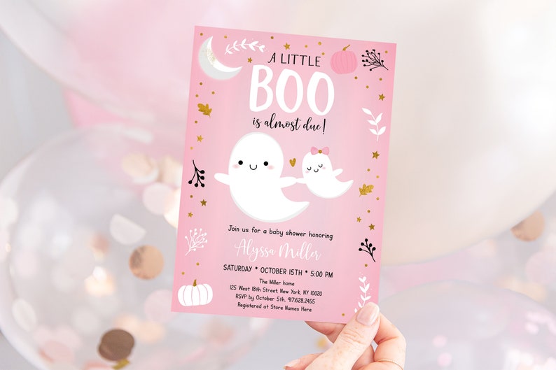 Puede incluir: Una invitaci&oacute;n de baby shower rosa con un dise&ntilde;o de fantasma y calabaza. El texto dice "A Little Boo is almost due!" e incluye detalles del evento, como la fecha, la hora y la ubicaci&oacute;n.