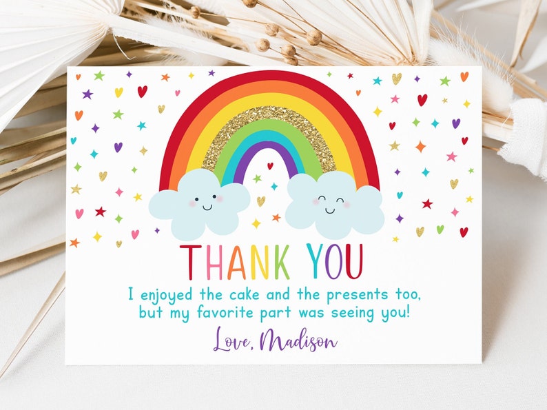 Puede incluir: Una tarjeta de agradecimiento con arco&iacute;ris con un arco&iacute;ris de purpurina dorada, dos nubes con caras sonrientes y el texto "THANK YOU" y "Disfrut&eacute; el pastel y los regalos tambi&eacute;n, &iexcl;pero mi parte favorita fue verte! Con cari&ntilde;o, Madison".