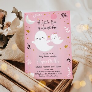 K&ouml;nnte beinhalten: Rosafarbene Babyparty-Einladung mit einem Geister- und K&uuml;rbis-Design. Der Text lautet "A Little Boo is almost due" und enth&auml;lt den Namen "Alyssa Miller".