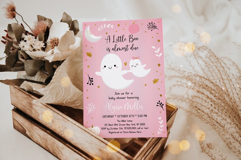 K&ouml;nnte beinhalten: Rosafarbene Babyparty-Einladung mit einem Geister- und K&uuml;rbis-Design. Der Text lautet "A Little Boo is almost due" und enth&auml;lt den Namen "Alyssa Miller".