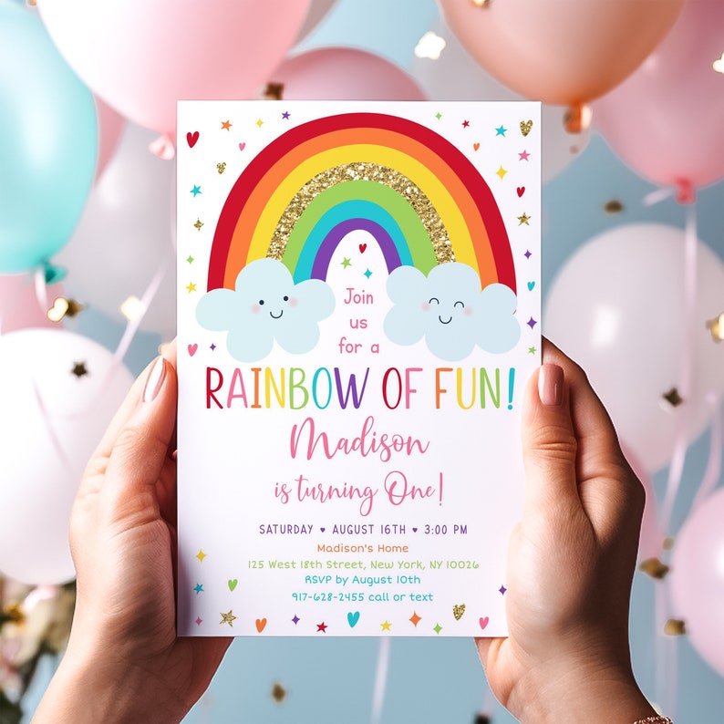 Peut inclure: Une invitation &agrave; une f&ecirc;te d'anniversaire sur le th&egrave;me de l'arc-en-ciel avec un arc-en-ciel, des nuages et des &eacute;toiles. Le texte indique "Rejoignez-nous pour un arc-en-ciel de plaisir ! Madison a un an ! Samedi 16 ao&ucirc;t, 15h00, Chez Madison, 125 West 18th Street, New York, NY 10026, RSVP avant le 10 ao&ucirc;t, 917-628-2455 par t&eacute;l&eacute;phone ou SMS."