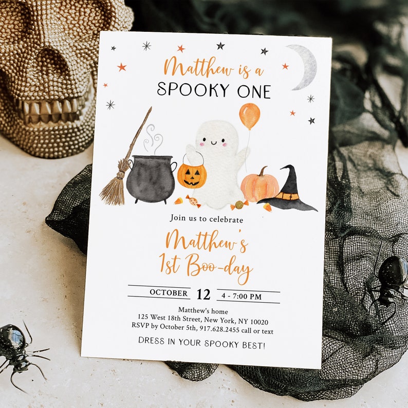 K&ouml;nnte beinhalten: Eine Halloween-Partyeinladung mit einem niedlichen Geist, der eine K&uuml;rbislaterne h&auml;lt. Die Einladung lautet "Matthew is a Spooky One" und "Matthew's 1st Boo-day". Die Party findet am 12. Oktober von 16:00 bis 19:00 Uhr in der 125 West 18th Street, New York, NY 10020 statt. Bitte melde dich bis zum 5. Oktober unter 917.628.2455 an.