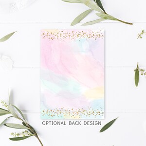 Puede incluir: Un fondo de acuarela con colores pastel rosa, azul y amarillo. El fondo tiene un sutil brillo de purpurina dorada a lo largo de los bordes superior e inferior. El texto "OPTIONAL BACK DESIGN" est&aacute; impreso en la parte inferior de la imagen.