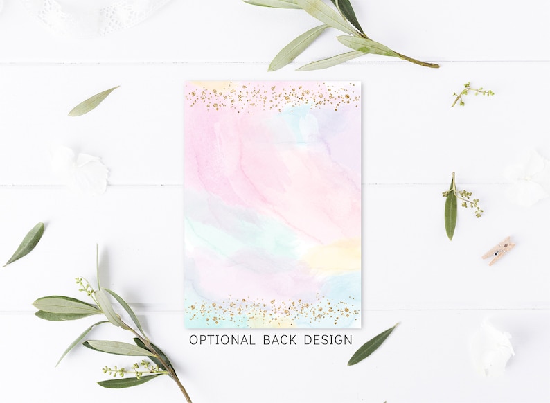 Puede incluir: Un fondo de acuarela con colores pastel rosa, azul y amarillo. El fondo tiene un sutil brillo de purpurina dorada a lo largo de los bordes superior e inferior. El texto "OPTIONAL BACK DESIGN" est&aacute; impreso en la parte inferior de la imagen.