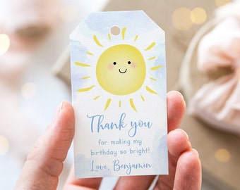 Könnte beinhalten: Ein blaues und gelbes Dankeschön-Etikett mit einer Illustration einer lächelnden Sonne. Der Text lautet "Danke, dass du meinen Geburtstag so hell gemacht hast! Liebe, Benjamin."