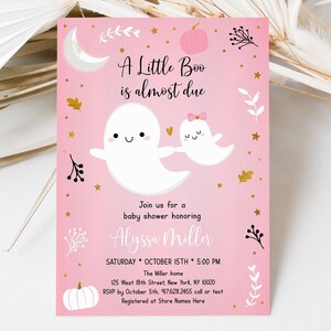 K&ouml;nnte beinhalten: Rosa gef&auml;rbte Babyparty-Einladung mit einer Illustration von einem Geist und einem K&uuml;rbis. Der Text lautet "A Little Boo is almost due" und enth&auml;lt den Namen "Alyssa Miller".