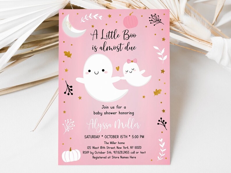 K&ouml;nnte beinhalten: Rosa gef&auml;rbte Babyparty-Einladung mit einer Illustration von einem Geist und einem K&uuml;rbis. Der Text lautet "A Little Boo is almost due" und enth&auml;lt den Namen "Alyssa Miller".