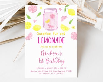 Pode incluir: Um convite para uma festa de primeiro aniversário com tema de limonada, em rosa e amarelo, com uma ilustração em aquarela de um frasco de vidro cheio de limonada e fatias de limão. O texto diz "Sunshine, fun and LEMONADE. Join us to celebrate Madison's 1st Birthday. SATURDAY AUGUST 16TH 3:00 PM Madison's home, 125 West 18th Street, New York, NY 10020 RSVP by August 1st 917-628-2455"