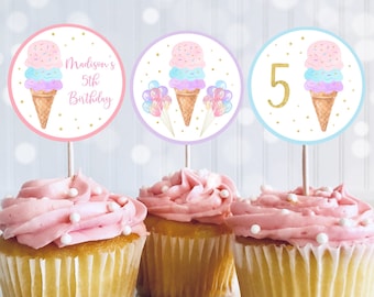 Könnte beinhalten: Drei runde Cupcake-Topper mit einem Eiswaffel-Design. Die Topper sind rosa, lila und blau mit goldenen Glitzerakzenten. Der rosa Topper sagt "Madison's 5th Birthday". Der lila Topper hat Ballons. Der blaue Topper hat die Zahl "5" in goldenen Glitzer.