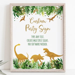 Op de afbeelding: Een printbaar bord met een jungle thema met gouden dinosaurus silhouetten en groen gebladerte. De tekst luidt "Custom Party Sign" en "Type any text. Create multiple signs. No software needed."
