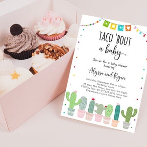 Może przedstawiać: Białe zaproszenie na baby shower z kolorowymi meksykańskimi dekoracjami i motywem kaktus&oacute;w. Tekst brzmi "Taco 'Bout a Baby" i zawiera imiona Alyssa i Ryan. Zaproszenie zawiera datę, godzinę i miejsce imprezy.