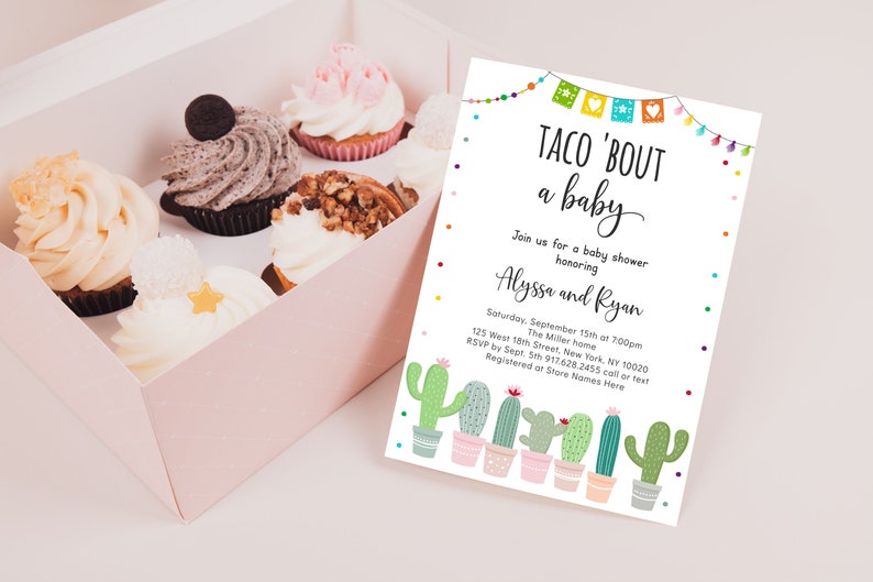 Może przedstawiać: Białe zaproszenie na baby shower z kolorowymi meksykańskimi dekoracjami i motywem kaktus&oacute;w. Tekst brzmi "Taco 'Bout a Baby" i zawiera imiona Alyssa i Ryan. Zaproszenie zawiera datę, godzinę i miejsce imprezy.