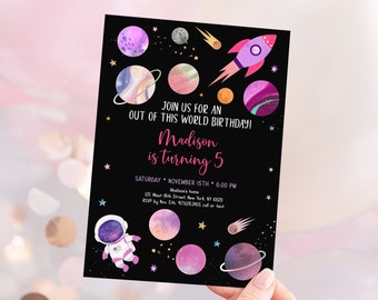 Puede incluir: Una invitación de cumpleaños de temática espacial en negro y rosa con un cohete, planetas, estrellas y un astronauta. La invitación dice "¡Únete a nosotros para un cumpleaños fuera de este mundo! Madison cumple 5 años. Sábado 15 de noviembre, 6:00 PM. Casa de Madison, 125 West 18th Street, New York, NY 10020. RSVP antes del 5 de noviembre, 97628.2455 por teléfono o mensaje de texto."